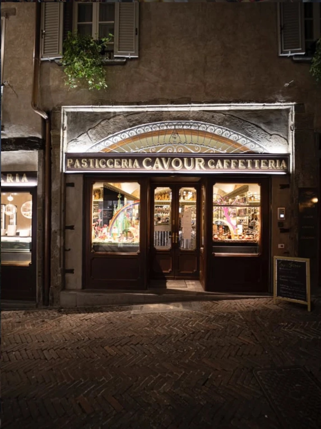 L'insegna della Pasticceria Cavour in via Gombito, Bergamo Alta, di sera